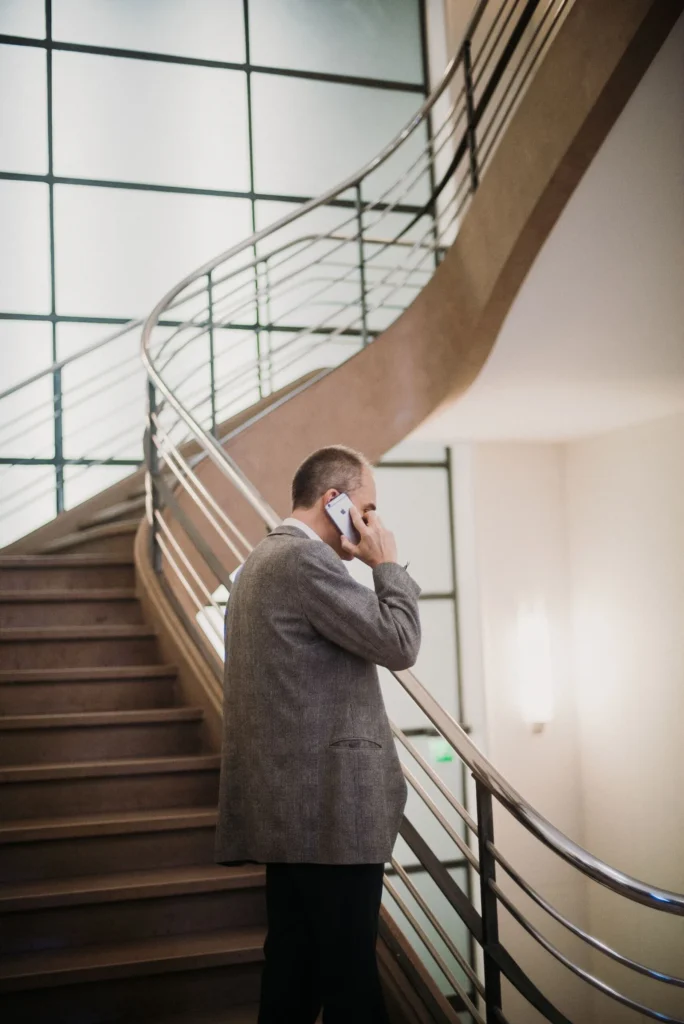 Forretningsmann i samtale på mobil