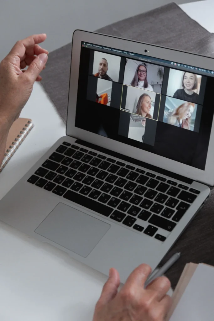 Gruppevideomøte på laptop på hjemmekontor