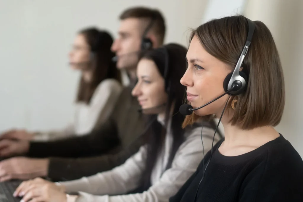 Kolleger med headset ved laptopene