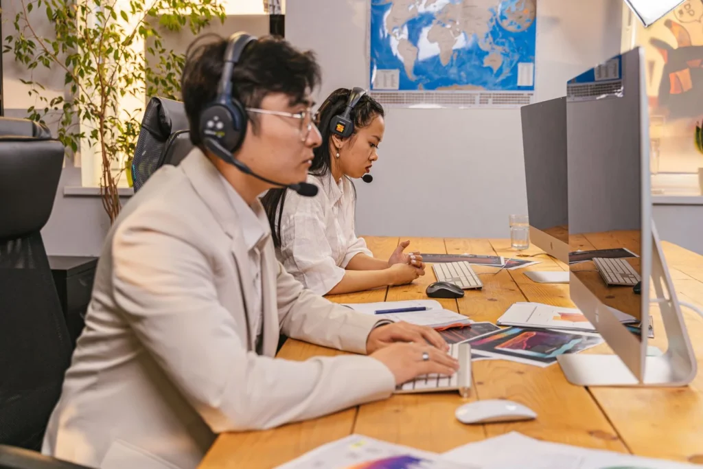 Kundesenter der medarbeidere svarer med headset
