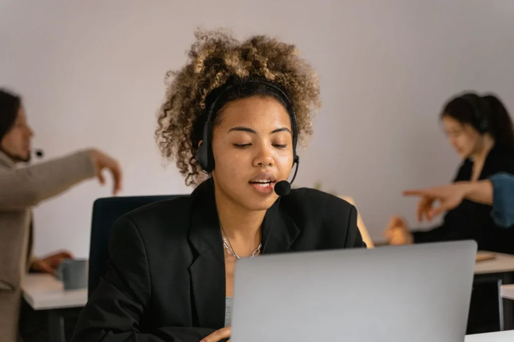 Kundeservicemedarbeider med headset og laptop