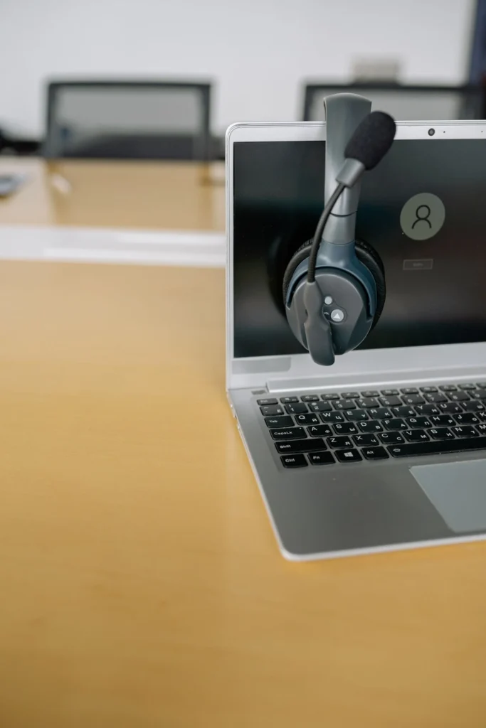 Laptop med headset på møtebordet