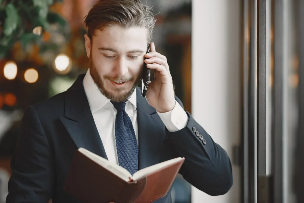 Fagperson i telefonsamtale med notatbok